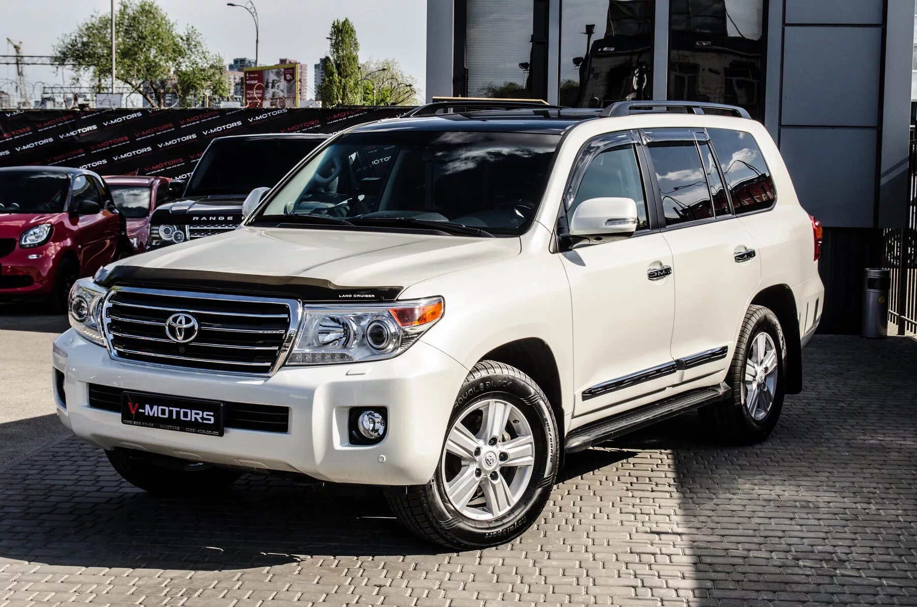 Toyota land cruiser 200 2013 белый. 0 бензин. 0 бензин. тойота ленд крузер 200 в автосалоне. ленд крузер 200 4.