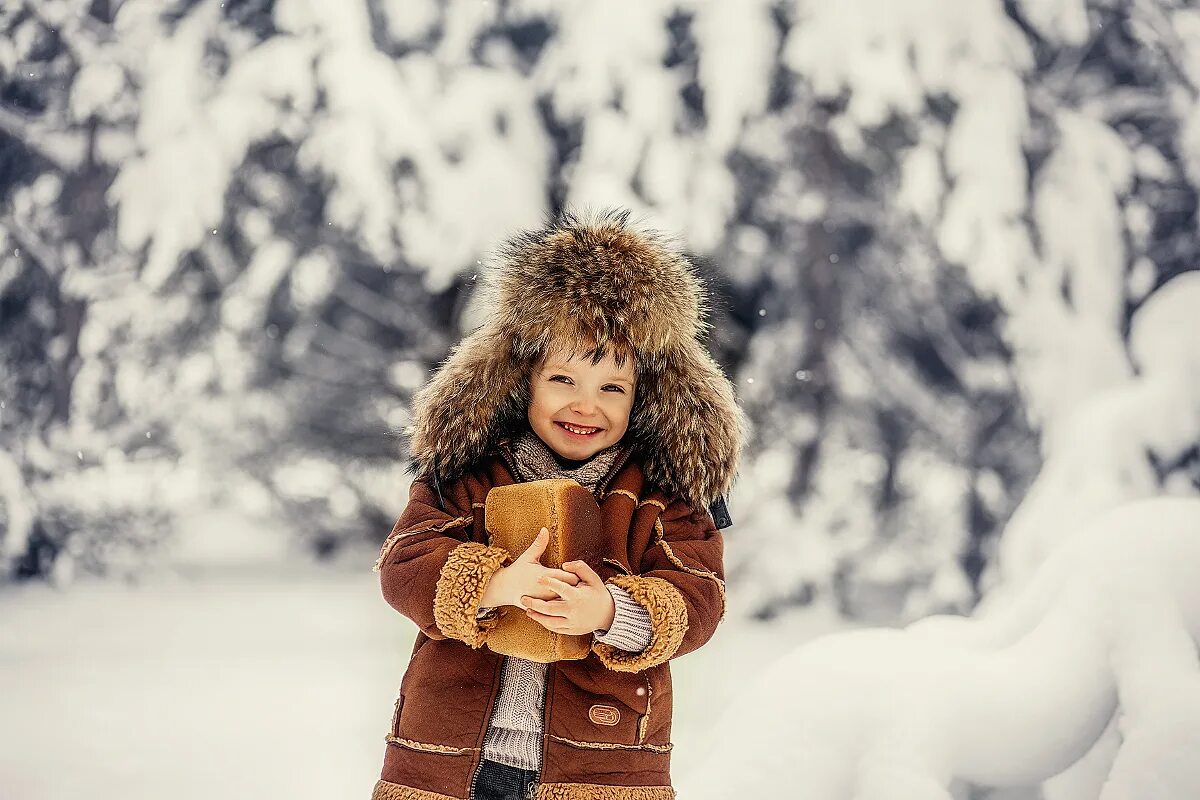 Мальчик зимой. Дети в снегу. Baby winter wear. 12. Заголовок зима.