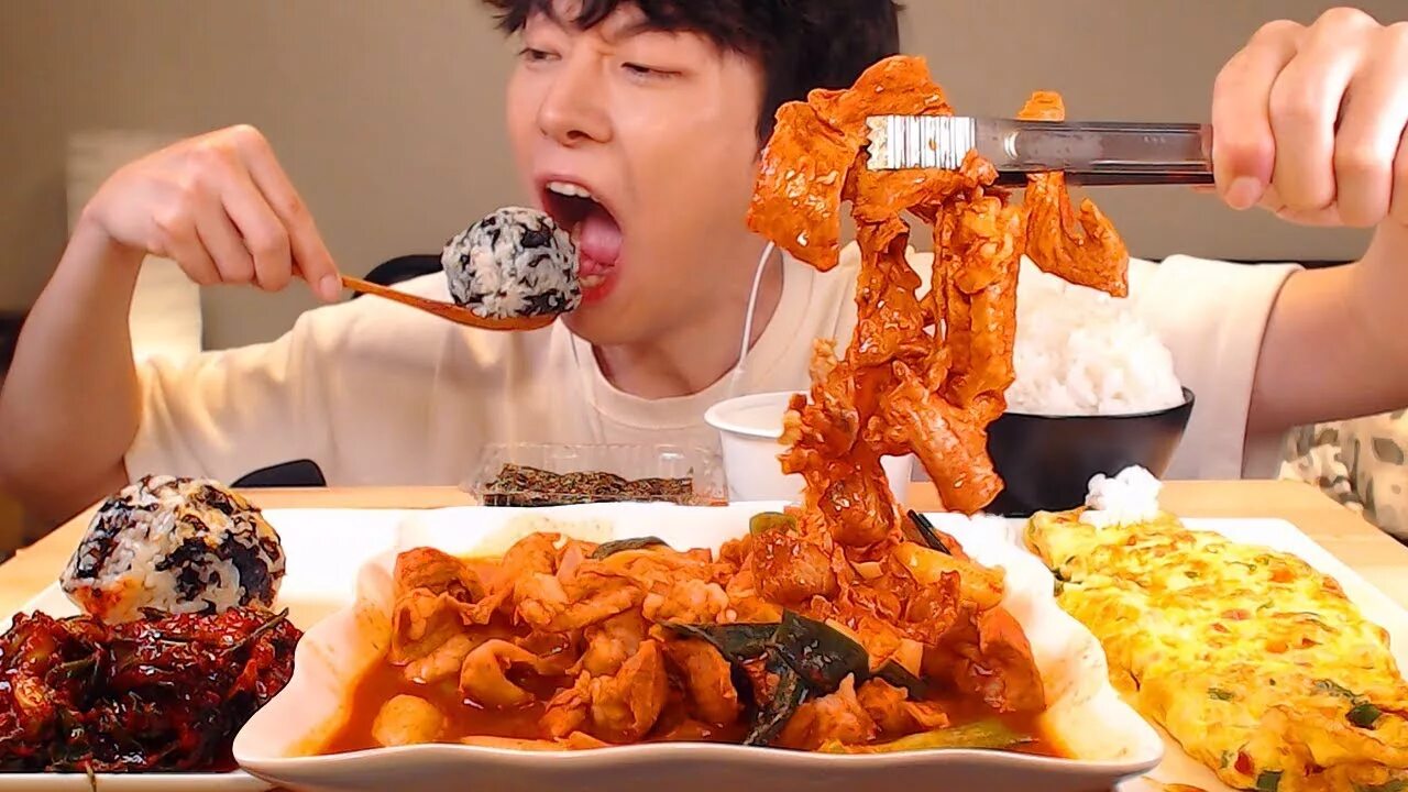Асмр фуд. Корейская еда МУКБАНГ. Поедание пищи Корея. Кореянка с едой. Приколы про корейскую еду.