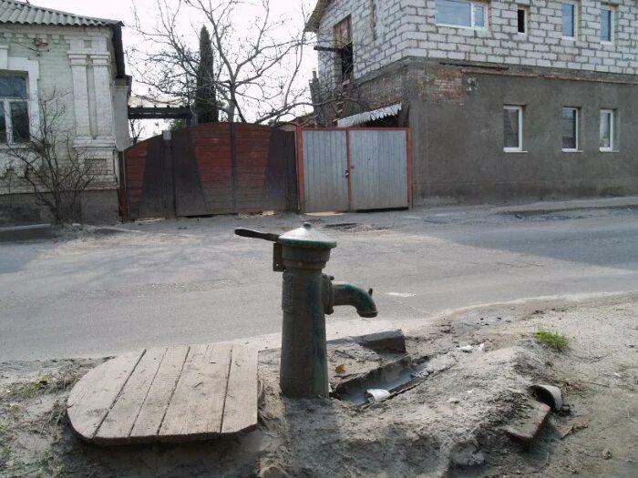 Водоразборная колонка уличная. Водоразборная колонка в деревне. Колонка для воды уличная. Водяная колонка на улице.