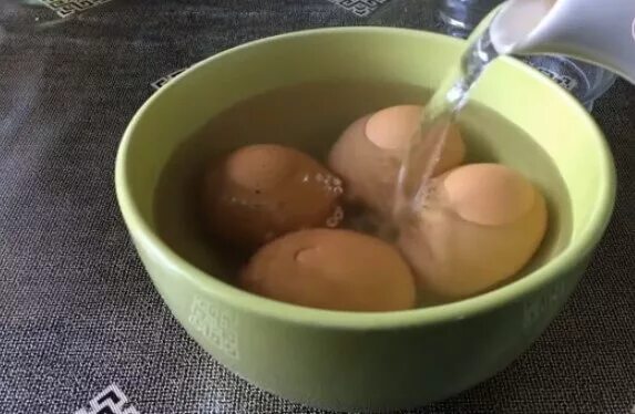 Яйцо в микроволновке. Яйца пашот в чашке. Яйцо в микроволновке без скорлупы. Вареное яйцо в микроволновке. Сварить яйцо в микроволновке.