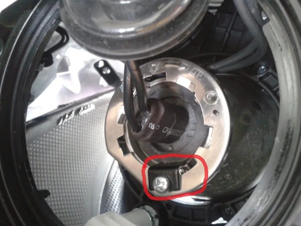 Как поменять лампочку на ай 40 Замена ксеноновых ламп в фарах Хендай и40 (Hyundai i40) Установка КсенонШоп в