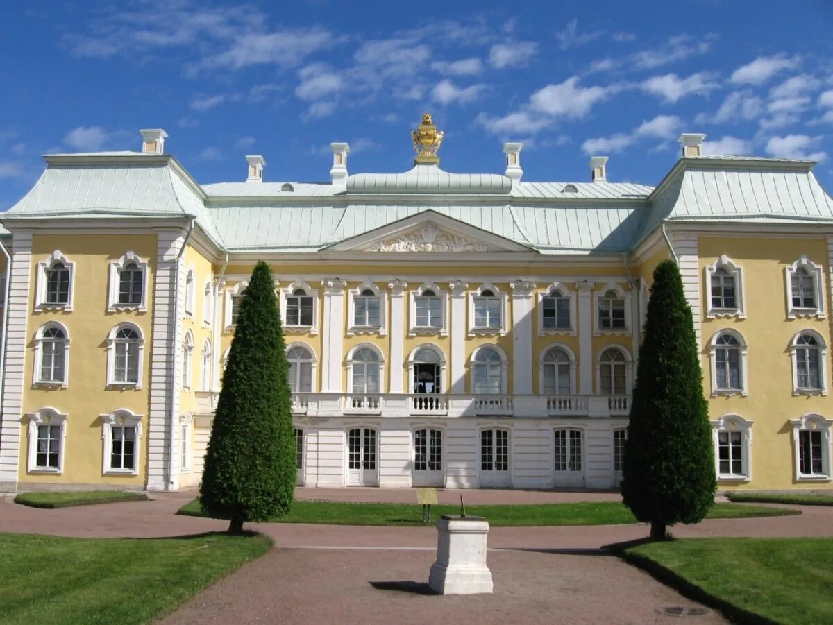 Дворец Петра в Петергофе. Резиденция Петра 1 в Петергофе. Императорский дворец в Петергофе. Дворец в Петергофе Растрелли. Загородные дворцы императорской семьи 4 класс