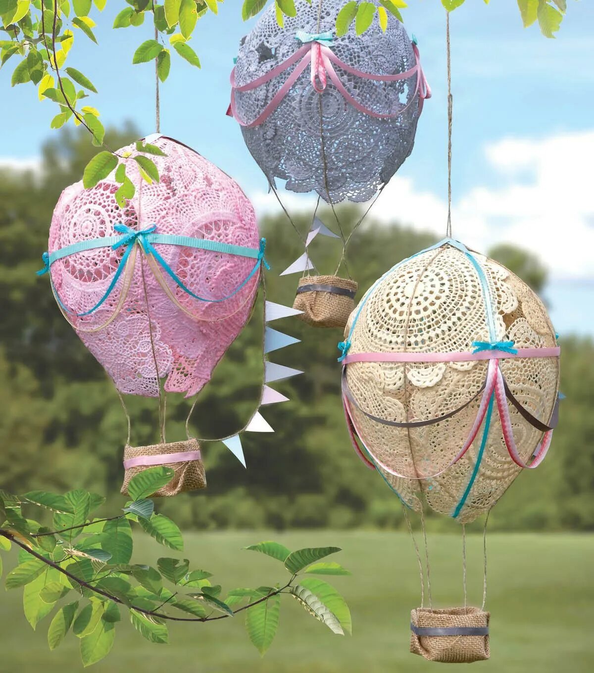 Как делают воздушные шары. Воздушный шар. Воздушный шар с корзиной. Воздушный шар декор. Шары из ниток для декора.