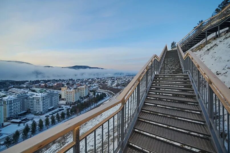 Лестница на торгашинский хребет красноярск. Торгашинский хребет красноярск. Торгашинский хребет лестница. Торгашинский хребет красноярск. Лестница в красноярске на торгашинский.