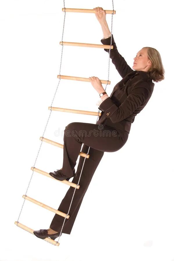 Подняться по деревянной лестнице. По веревочной лестнице. Карабкаться по лестнице. Человек на веревочной лестнице. Люди поднимаются по веревочной лестнице.