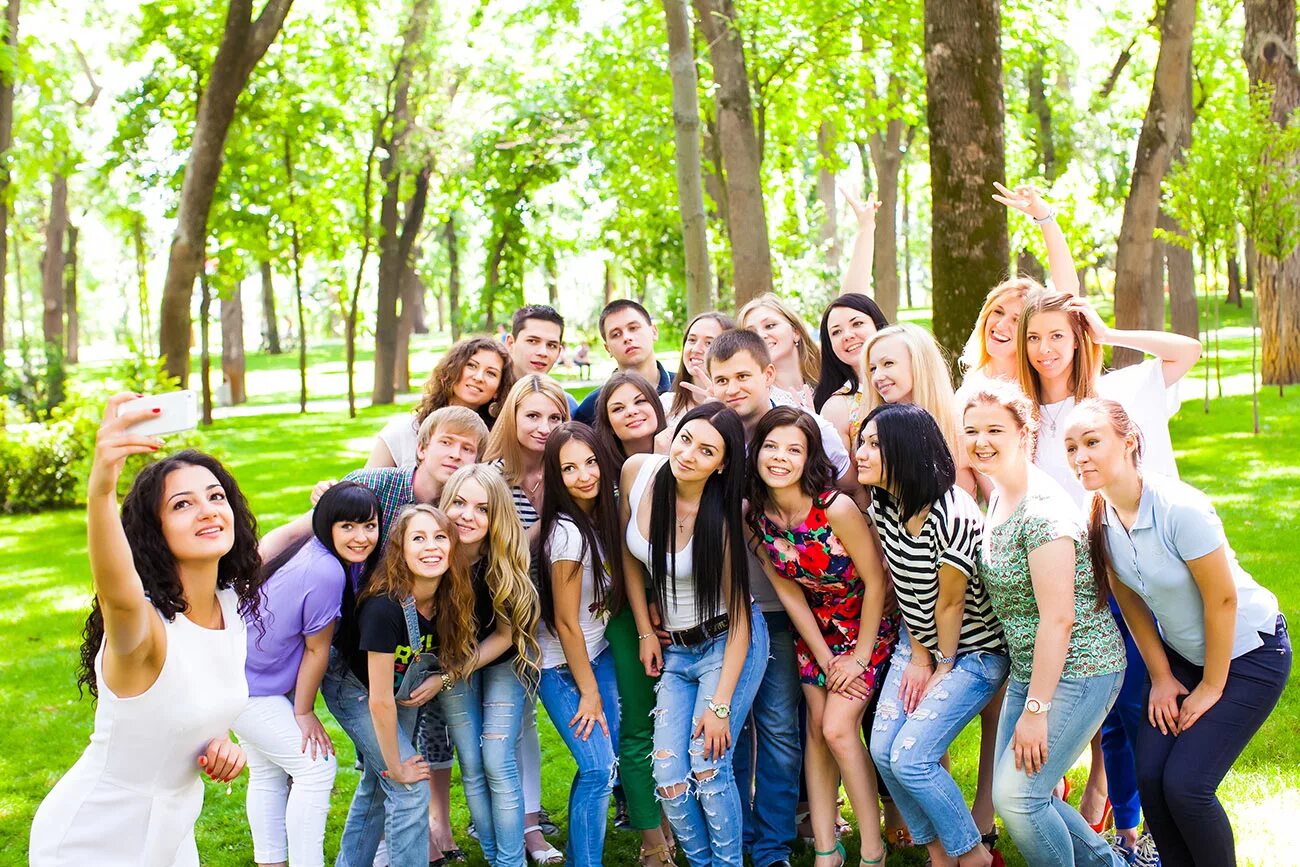 Идеи для выпускного 9. Групповая фотосессия. Выпускной на природе. Школьный выпускной на природе. Фотосессия выпускников на природе.