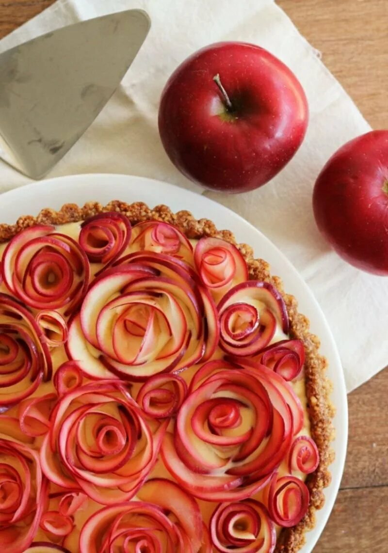 Украшенные яблоки. Украшения из яблок. Украшения из яблок на стол. Красивый пирог. Яблочный пирог с розочками.