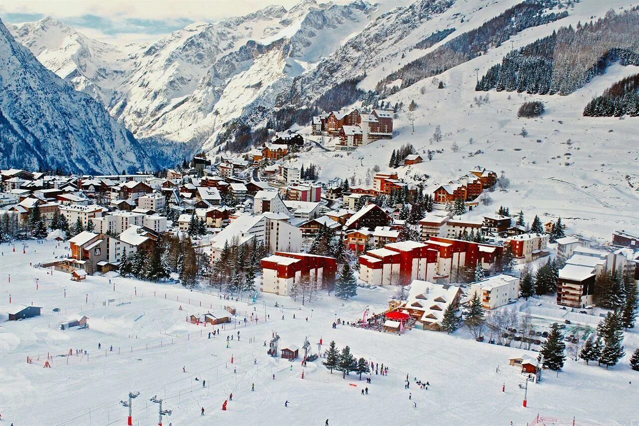 Первые горнолыжные курорты. Куршевель Альпы Франция. Швейцария Альпы горнолыжные курорты Куршевель. Ле Менюир Франция горнолыжный курорт. Мерибель три Долины.