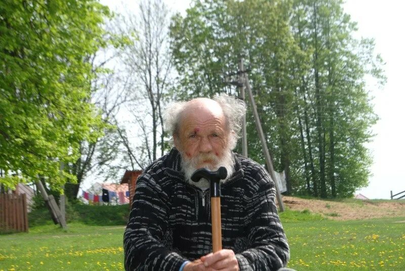 дедушка с бородой. одинокий старик. старый дед. дедушка добри из болгарии. дедушка с палочкой.