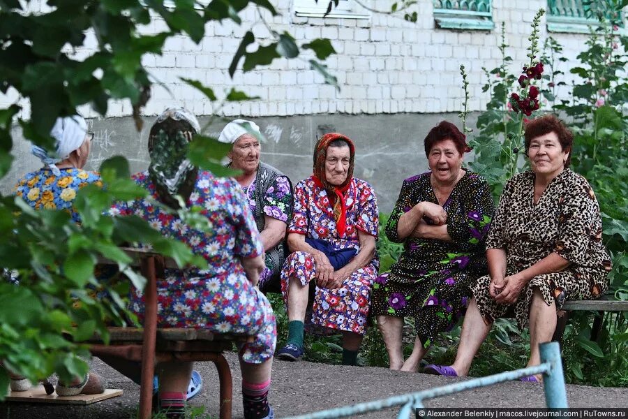 Бабушки на лавочке у подъезда. Бабки на лавочке. Бабульки на скамейке. Старушки у подъезда.