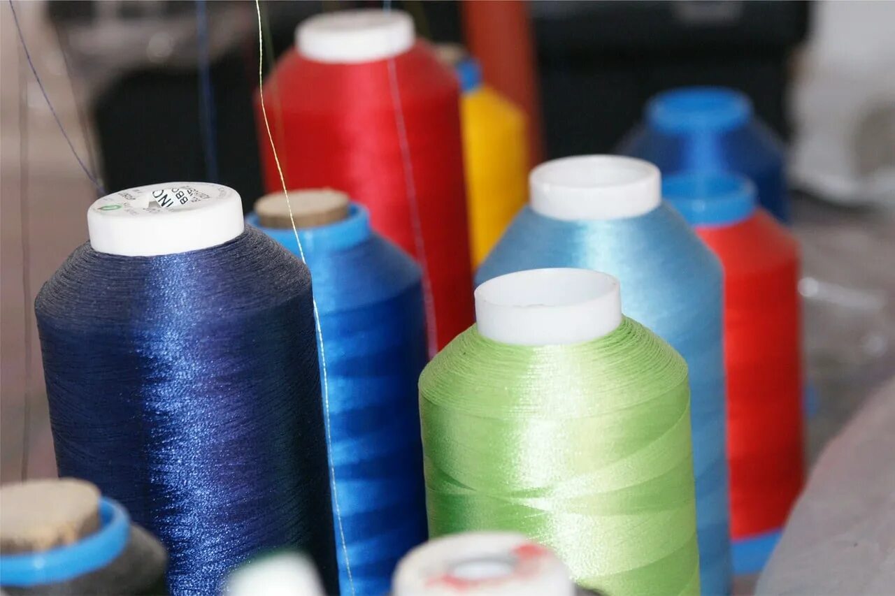 Нитки на бобине. Пряжа cotton yarn. Пряжа полиэстер. Комплексные текстильные нити. Производство ниток.