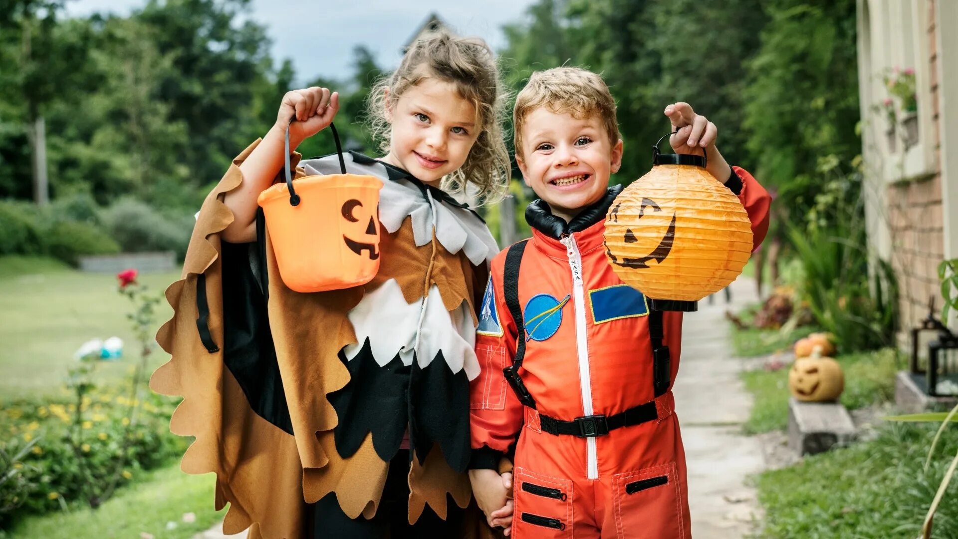 A treats children. Хэллоуин для детей. Halloween дети. Дети ходят по домам на Хэллоуин. Хэллоуин дети просят конфеты.