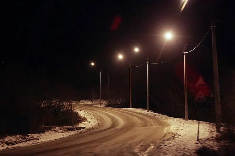 Дорога белела освещенная месяцем. Освещение дороги. Фонари на дороге. Уличное освещение зимой. Освещение трассы.