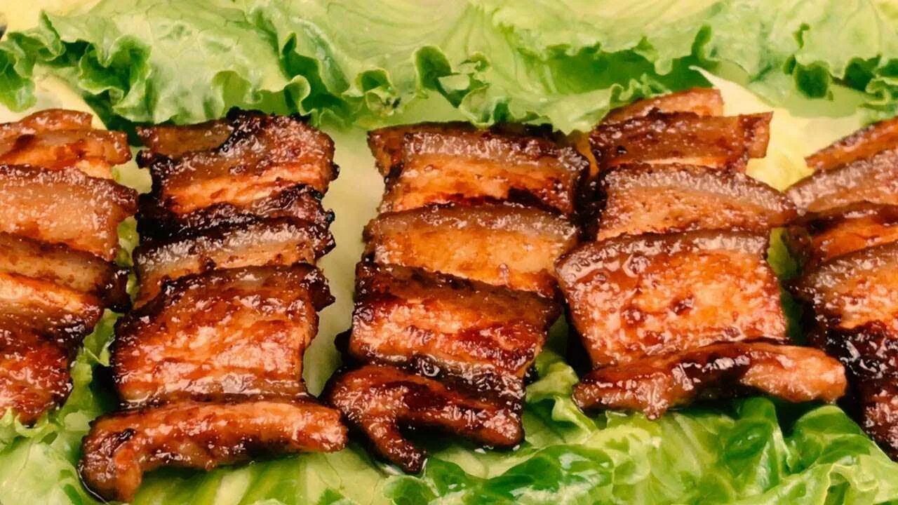 Шашлык на сковороде из свинины как жарить. Шашлык из грудинки свиной. шашлыкизсвиноигрудинки. свиная грудинка на мангале. шашлык из свинины грудинка.