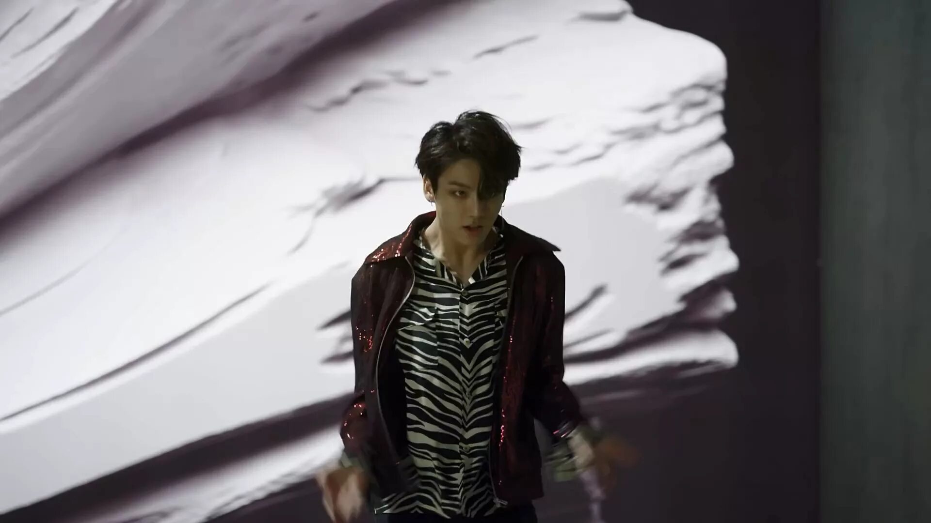 Jung kook standing. Обои БТС fake Love. Обои на рабочий стол BTS fake Love. BTS fake Love Jungkook.