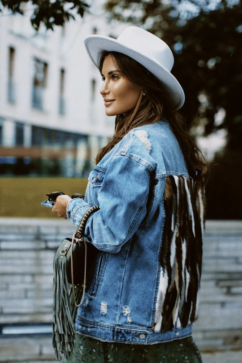 девушка в шубе зимой. шуба из рыси. Re look furs бутик собака. знаменитости в шубах. рианна в розовом.