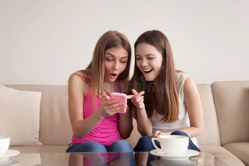 Подруги в кинотеатре. Подруга смотрит. Две подруги с телефоном. Зависть подруги. Подруги с телефоном.