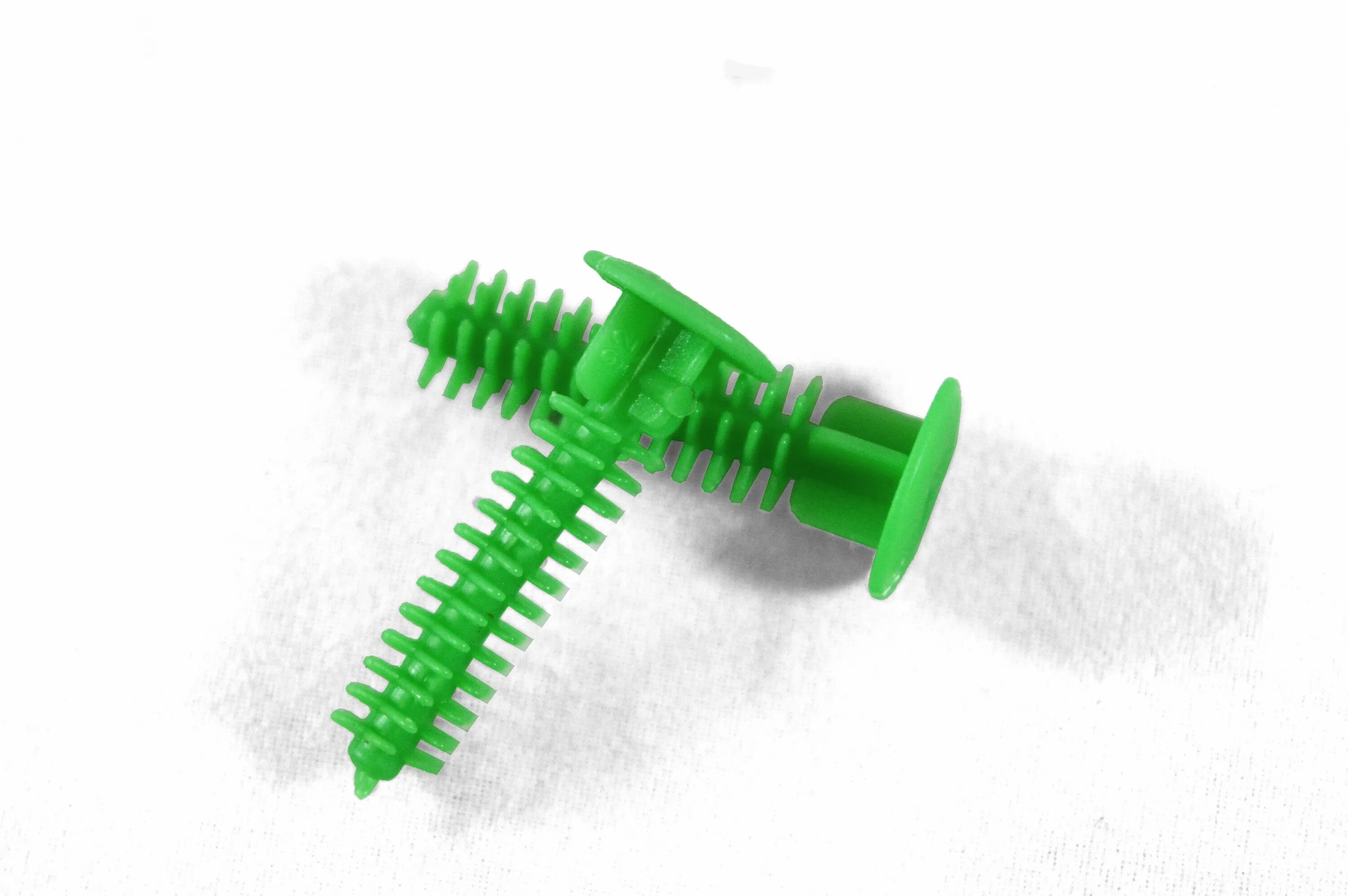 крепление плинтусов пластиковых с кабель каналом к стене. 18700961набор для крепления плинтуса универсальный, 40 шт. шуруп для крепления плинтуса. саморезы для плинтуса. клипса монтажная kronopol p85.