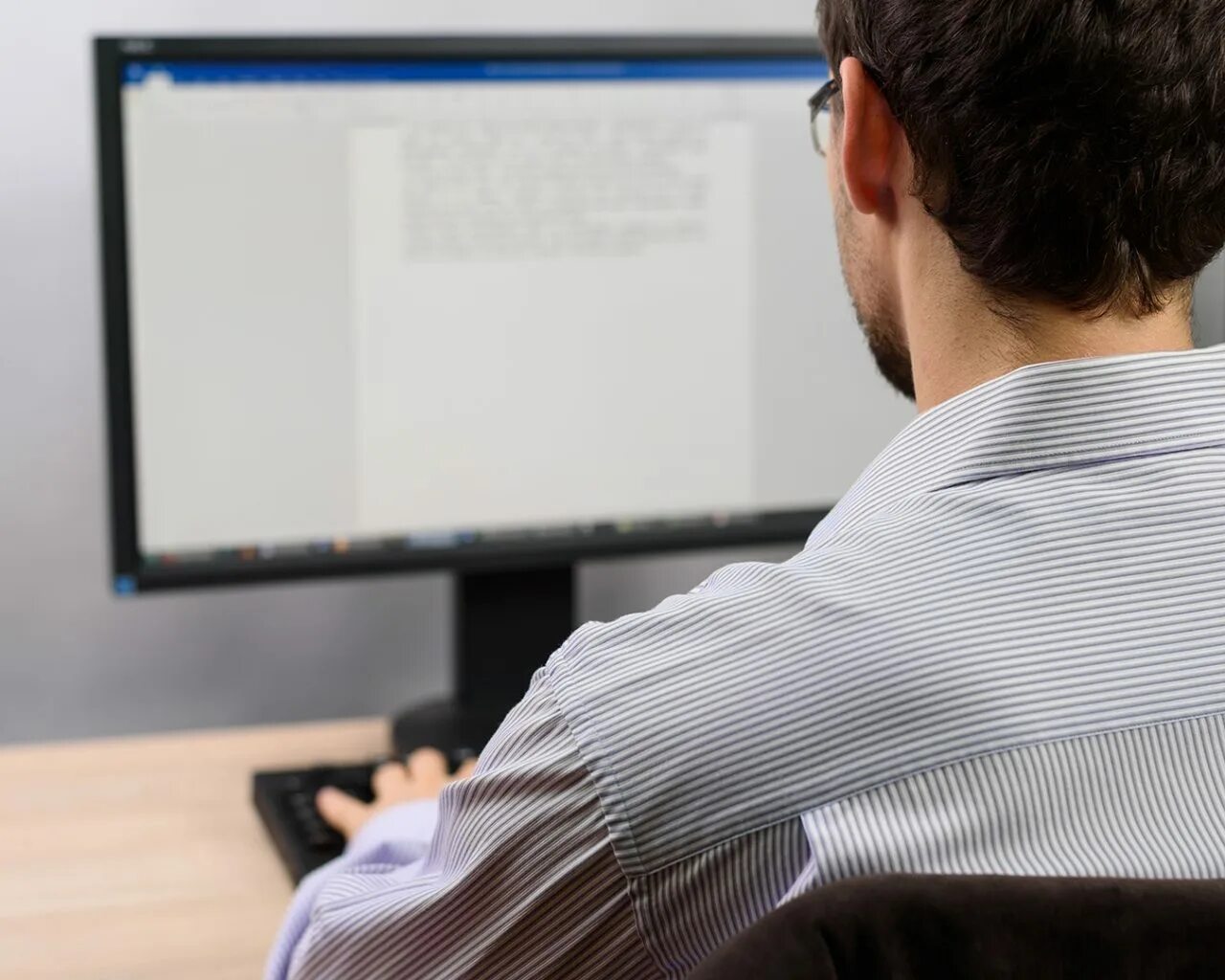 Собеседование картинки. Злой рекрутер. Интервью с кандидатом. Человек составляет резюме. Работодатель и соискатель.