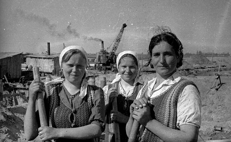 Фотография труженика. Русские женщины в годы войны 1941-1945 в тылу. Советские женщины. Советские женщины труженицы. Советские люди.