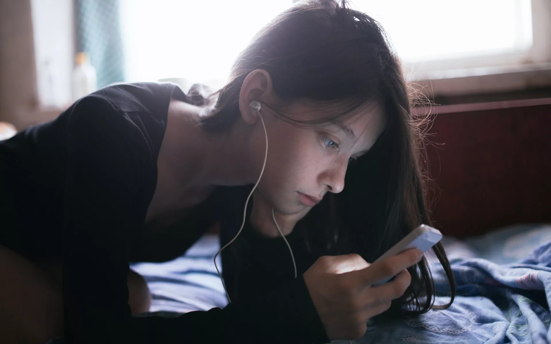 Наушники для девушек. Грустная женщина. Грустный подросток. Прослушивание музыки эстетика. Задумчивая девушка.