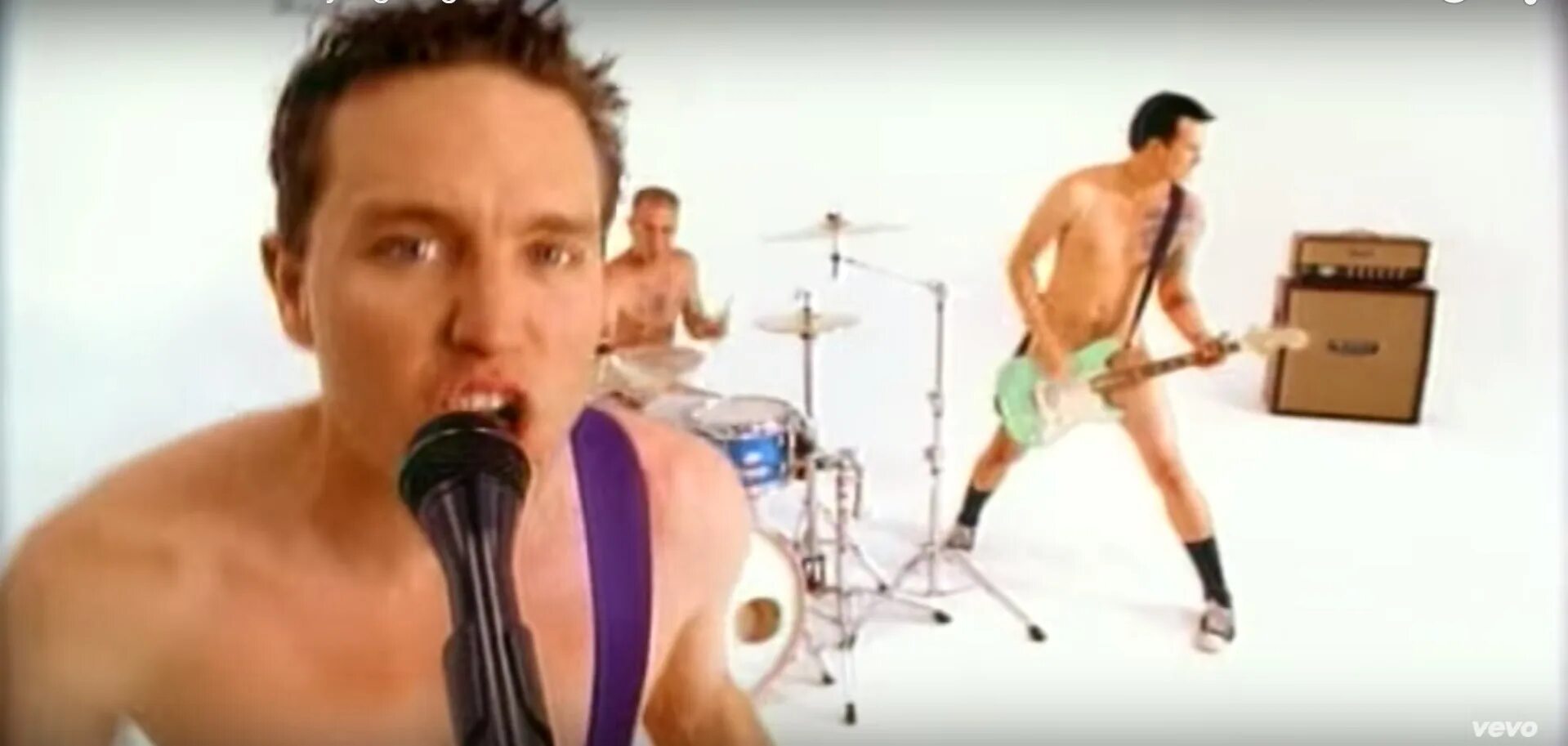 Blink 182 what s my age. Блинк 182 what&#039;s my age again. blink 182 what&#039;s my age again. блинк 182 концерт. blink 182 клип голые.