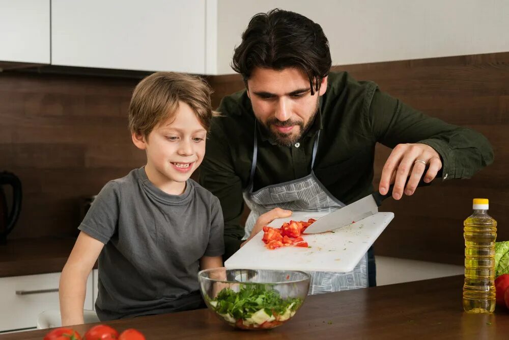 Dad a cook. Готовка с папой. Сын готовит. Кухня и сын. Папа на кухне.