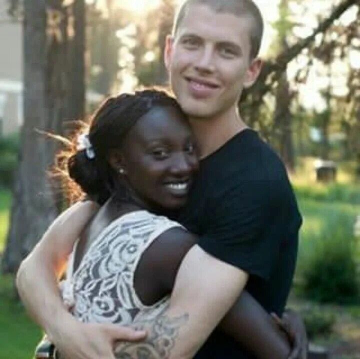 Throated interracial. Необычные пары. Белый парень и черная девушка. Необычные пары влюбленных. Черная женщина и белый муж.