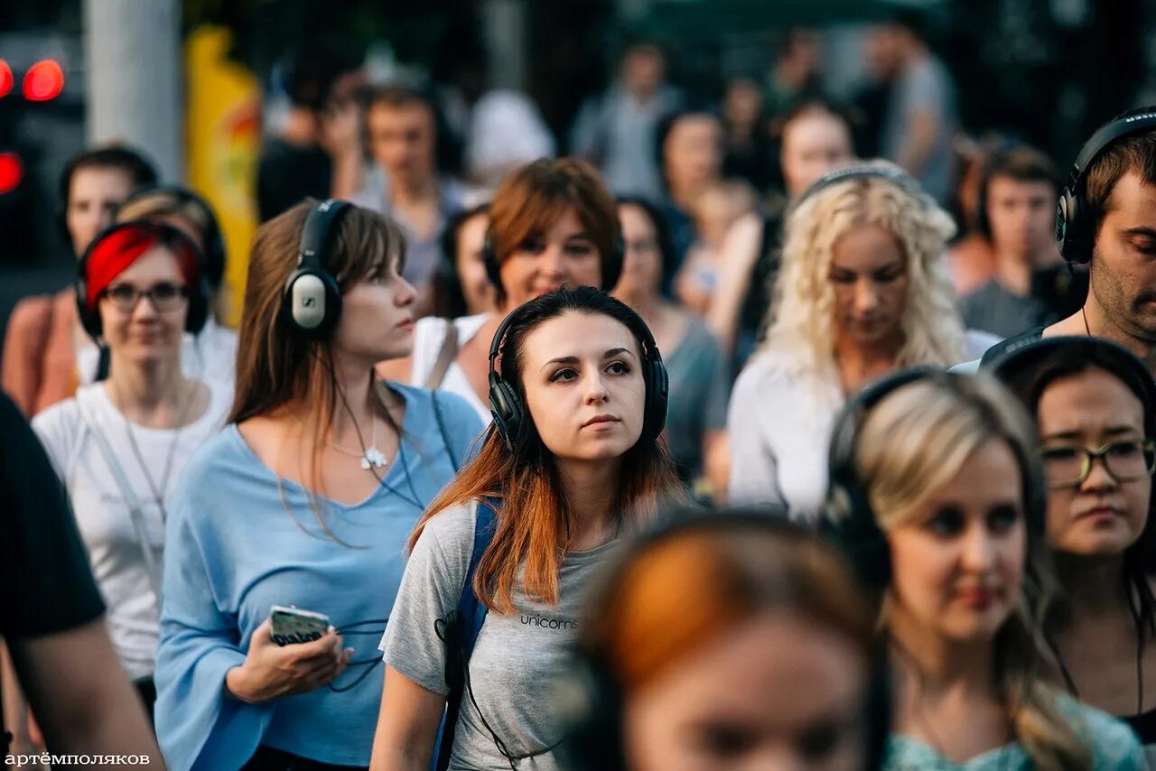 Включи голос город. Экскурсия в наушниках. Экскурсия по городу в наушниках. Аудиогид по городу. Голос города Краснодар.