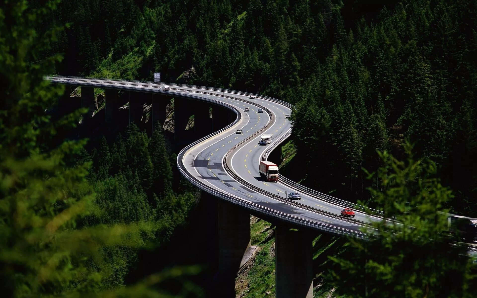 Дороги в сложных условиях. Норвегия Автострада. Автомобильная дорога. Серпантин дорога. Извилистая дорога в горах.
