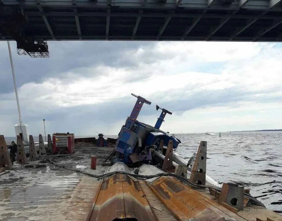 Упал кран в питере. Аварии кранов. кран упал в воду. упал кран в санкт-петербурге сегодня. падение крана на яхтенном мосту.