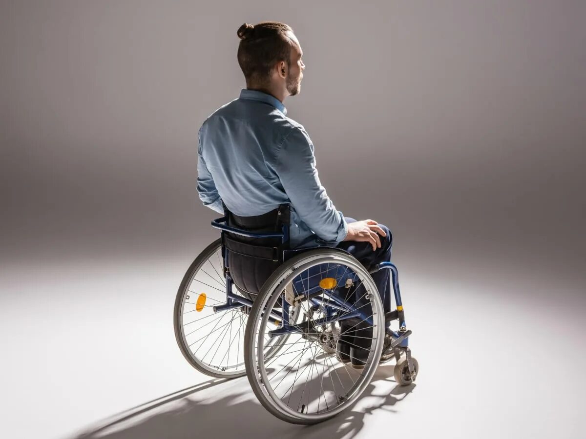 Недееспособный инвалид с детства. Человек в инвалидной коляске вид со спины. Человек тень в инвалидной коляске. Человек на инвалидной коляске 3д. Инвалидная коляска брошенная.
