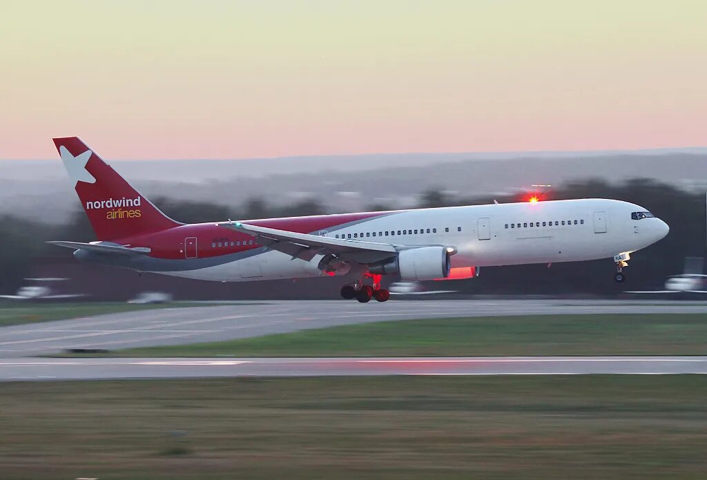 Купить авиабилет норд вингс. Северный ветер (Nordwind Airlines). Авиакомпания Nordwind Airlines самолеты. A319 Nordwind. Норд Винд авиакомпания самолеты.