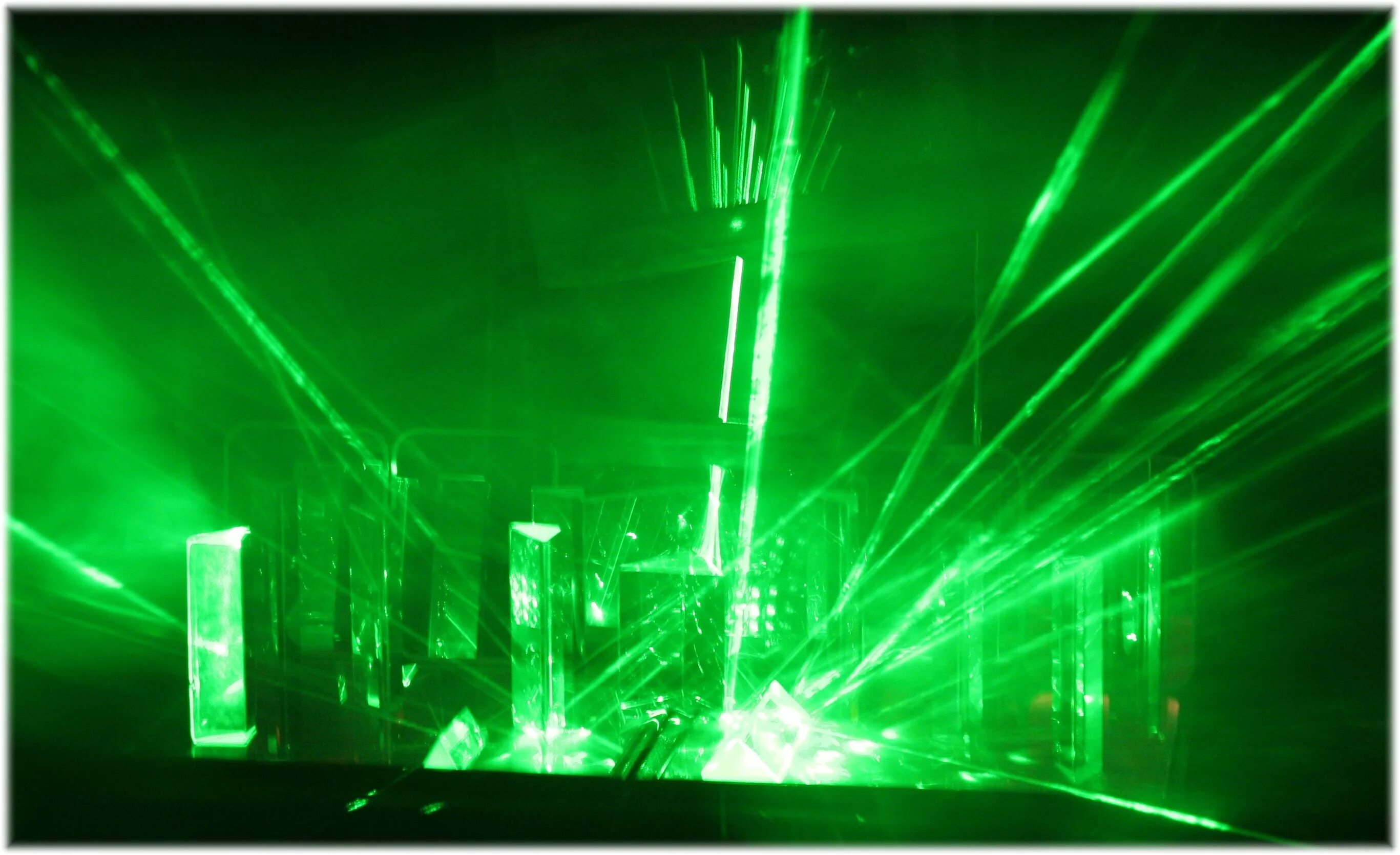 Лазер лайт. Лазерный луч город. лазеры зеленые на столе. dark light show. animation laser system 4w.