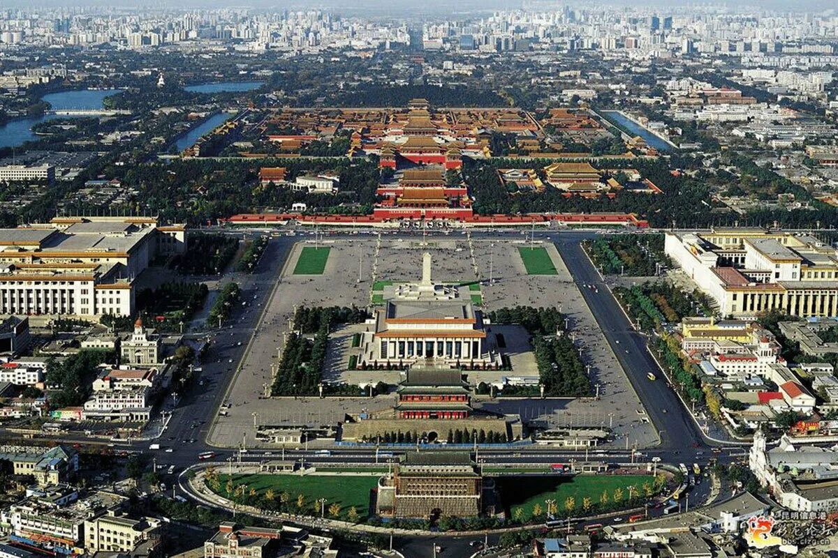 Китай самая большая площадь. Площадь Тяньаньмэнь в Пекине. Площадь небесного спокойствия Тяньаньмэнь. Площадь Тяньаньмэнь (площадь небесного спокойствия). Площадь Тяньаньмэнь. Пекин. Китай.