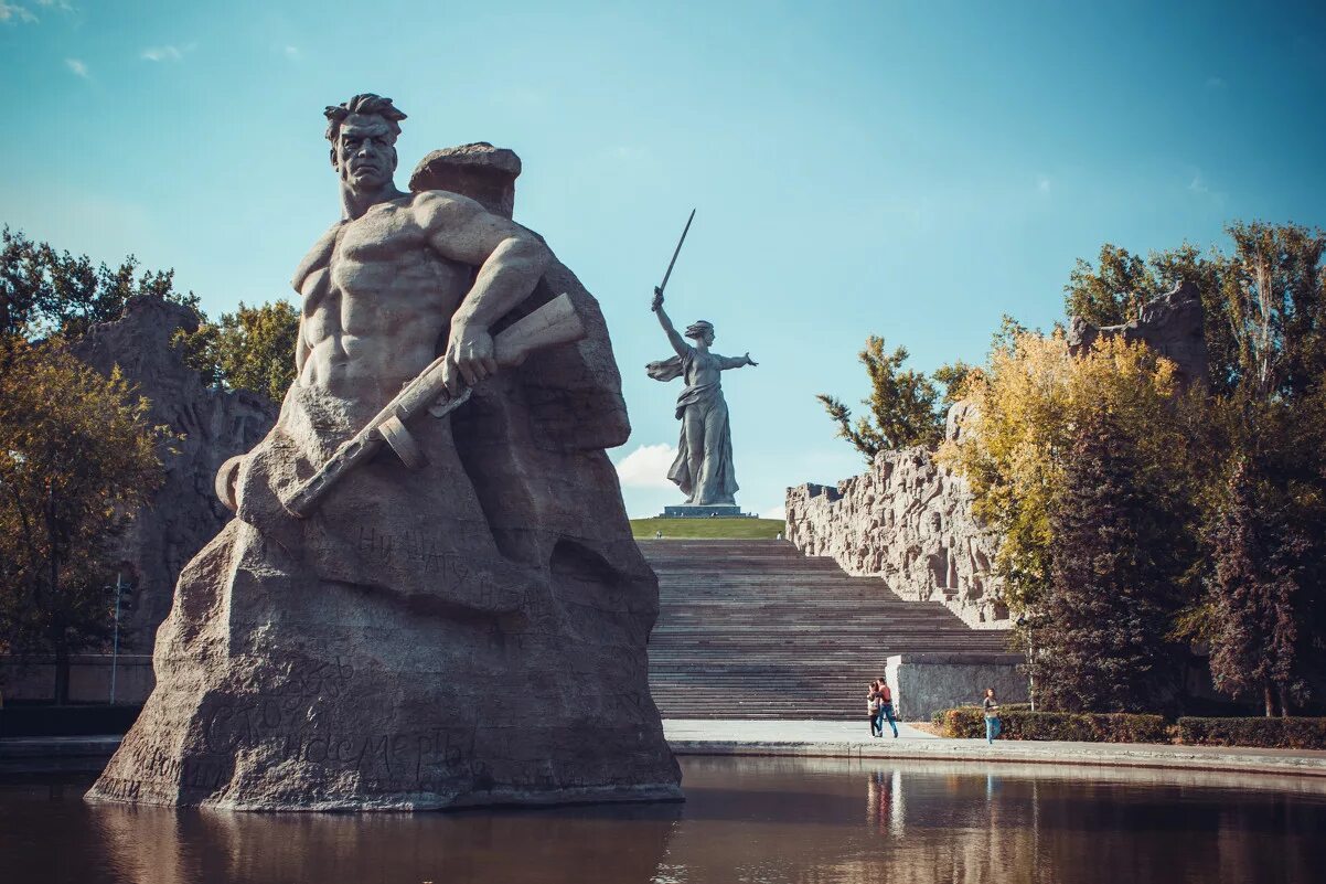 Мемориальный комплекс Мамаев Курган. Мамаев Курган Волгоград. Волгоград мемориальный комплекс на Мамаевом Кургане. Мамай Курган Волгоград. Мамаев курган какой район города