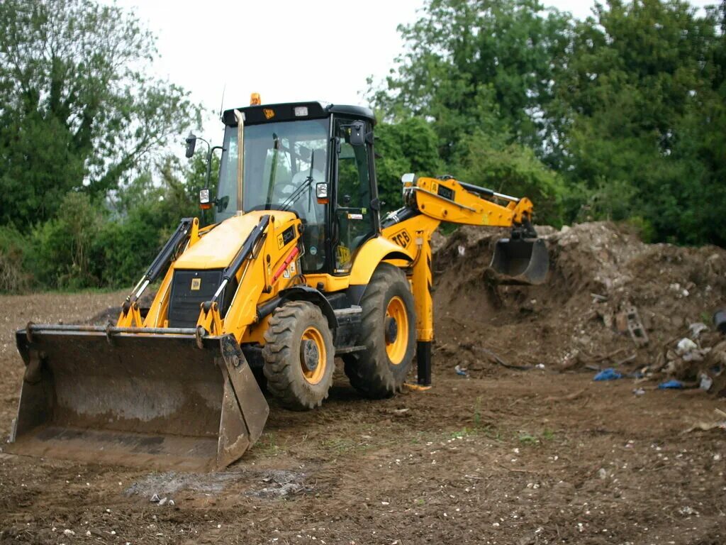 Экскаватор на участок. JCB 3cx. JCB 3cx траншея. Экскаватор-погрузчик JCB копает. Узкий ковш для JCB 3cx.