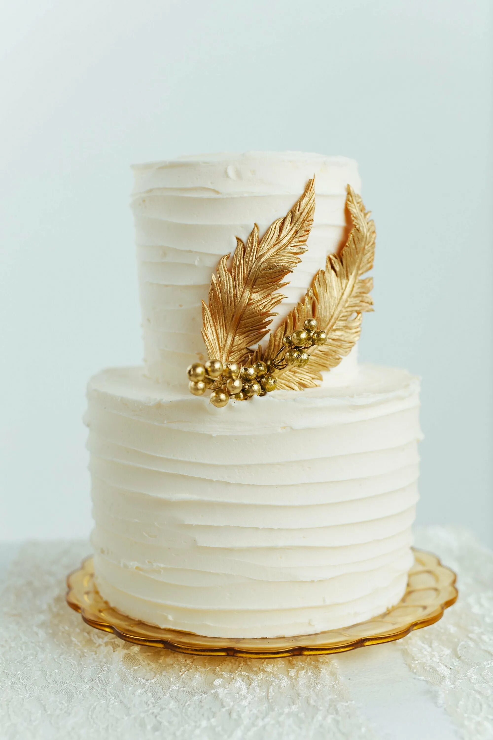 Торт с золотым кандурином. Торт с перьями. Декор торта белый с золотом. Торт с золотым декором. Пшеничный торт