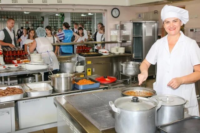 Помощник в школьную столовую