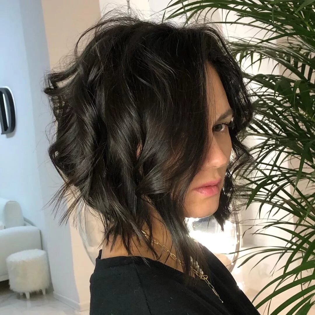 Удлинённое каре на волнистые волосы средней длины. Градуированный боб каскад. Причёска шегги 2022 на кудрявые волосы. Каскад стрижка на средние без челки 2022. Керли шег.