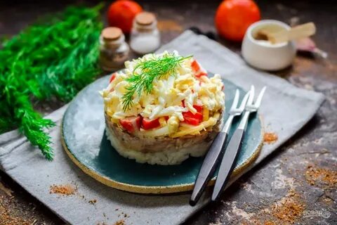 Салат с рисом и копченой рыбой