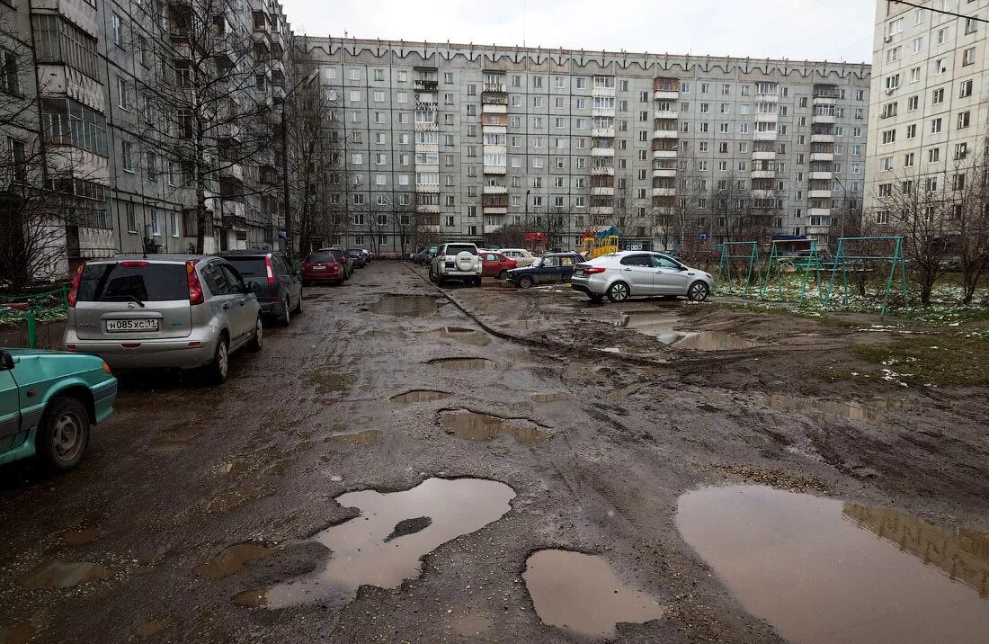 Московский ужасно. Сыктывкар трущобы Варламов. Омск дворы Варламов. Двор парковка Варламов Питер. Грязный двор.