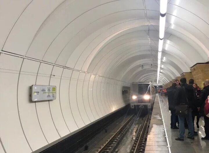 Сколько ездит метро. Метро Москвы Люблинско-Дмитровская линия. Фотосессия в метро. Московский метрополитен Люблинско-Дмитровская линия 10. Филевская линия метро поезд.