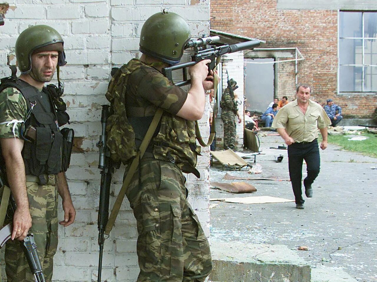 Захват заложников в Беслане 2004. Беслан теракт в школе террористы