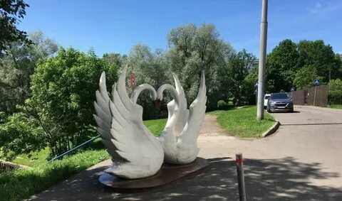 Скульптуры лебедей