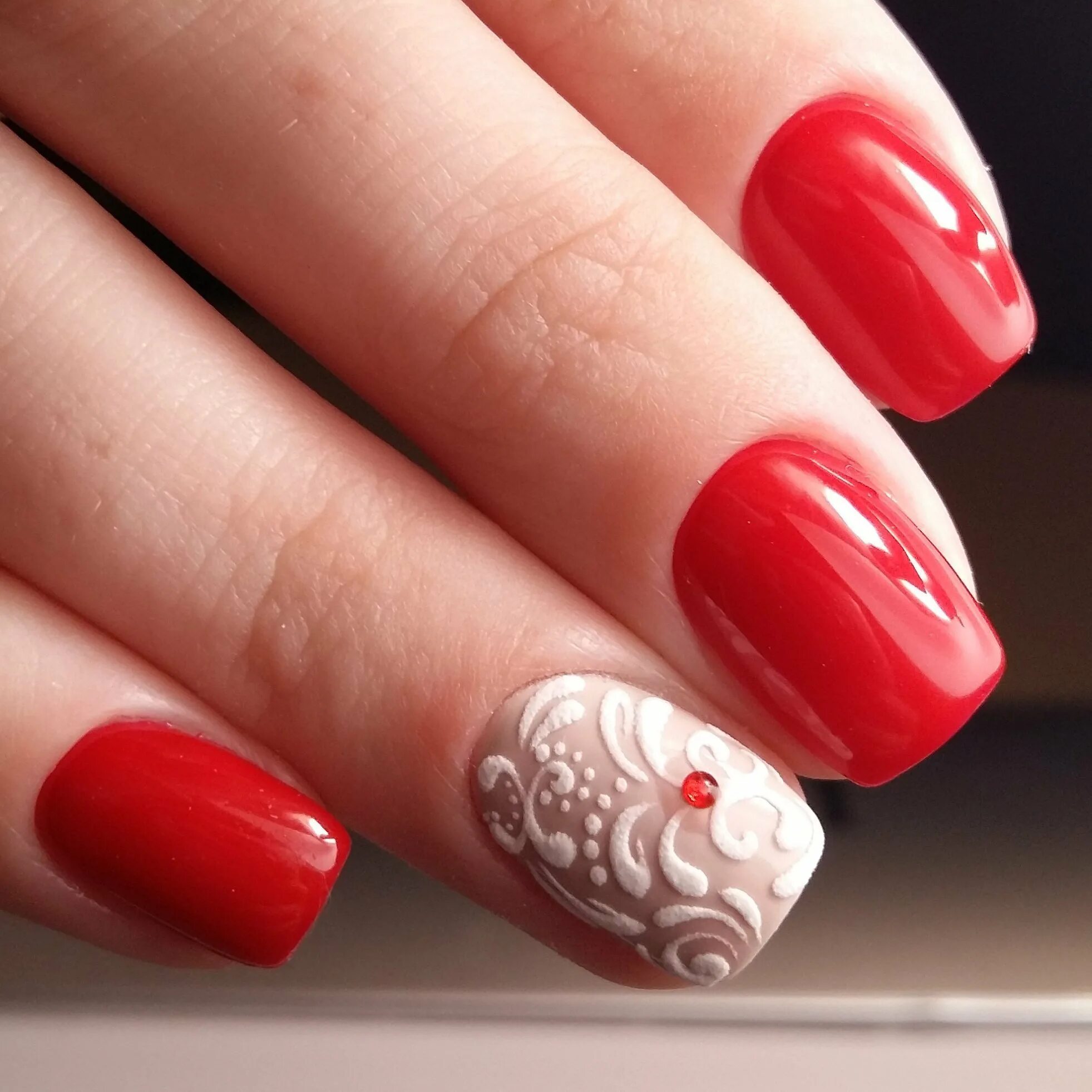 красные ногти маникюр. маникюр с красным цветом. маникюр с красным лаком. красный маникюр на короткие ногти. красный маникюр на короткие ногти.