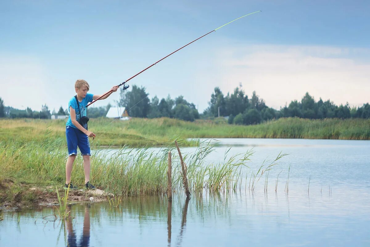 Fishing is life. Первая рыбалка. Рыбалка фото. Мальчик рыбачит. Лето дети рыбачат.