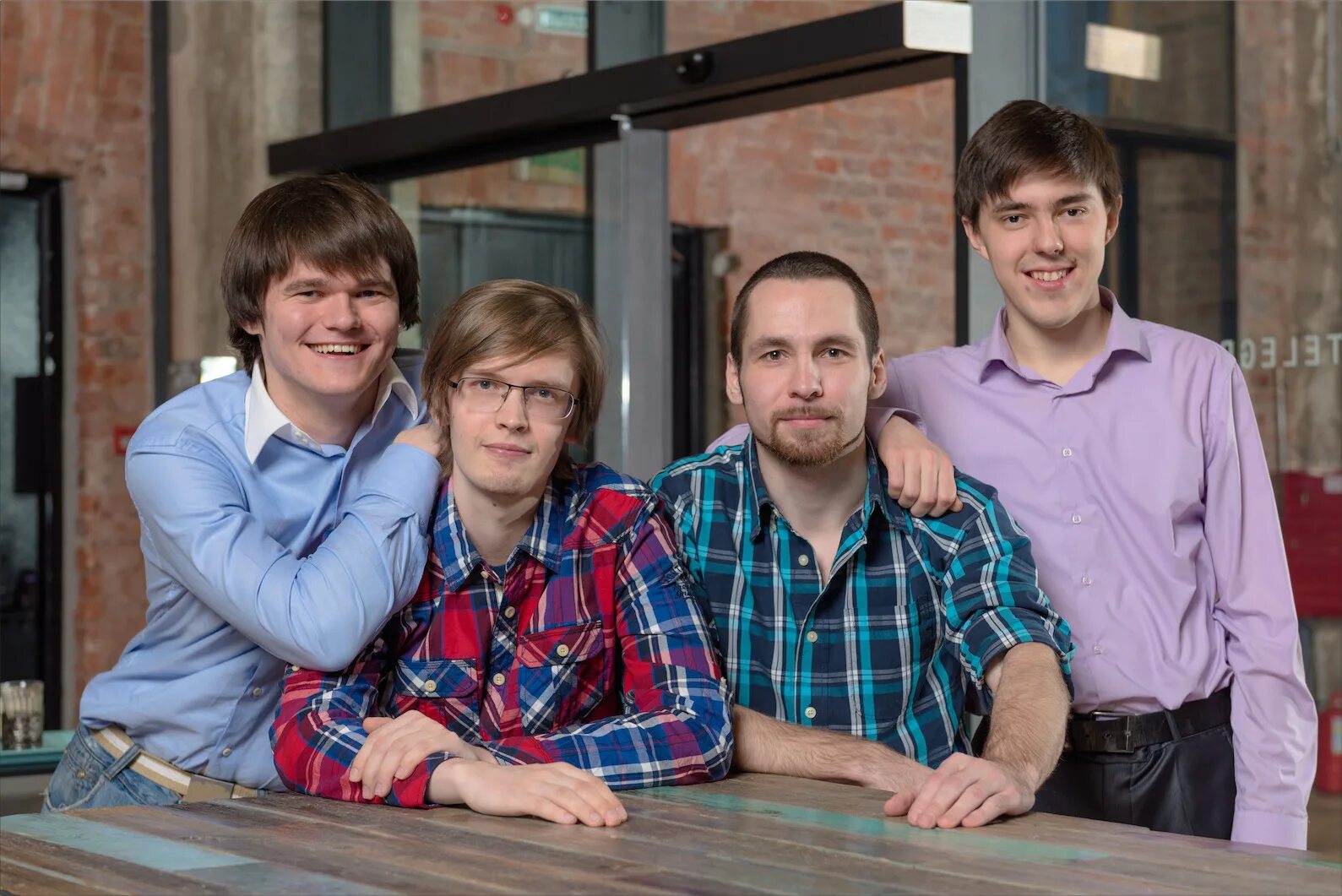 четверо студентов. четверых студентов. группа людей студентов. четверых студентов. четверых студентов.