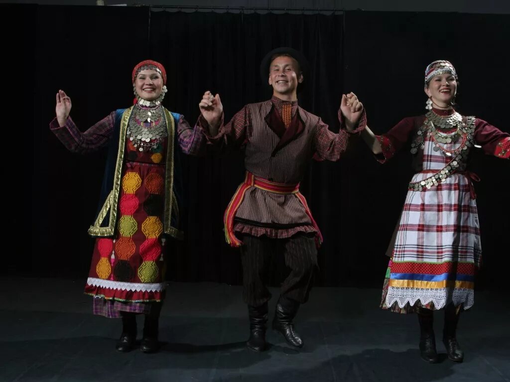 Айкай ансамбль. Ансамбль айкай удмуртия. Удмуртский танец. Удмуртский танец. Удмуртский танец.